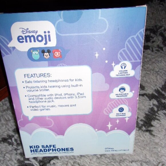 Disney Princesses Emoji Kid Safe Volume Control Headphones New - Picture 2 of 2